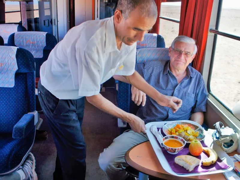 Service am Platz im Oriental Desert Express