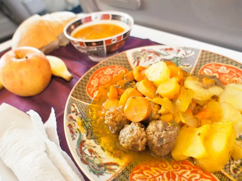 Speise an Bord des Oriental Desert Express