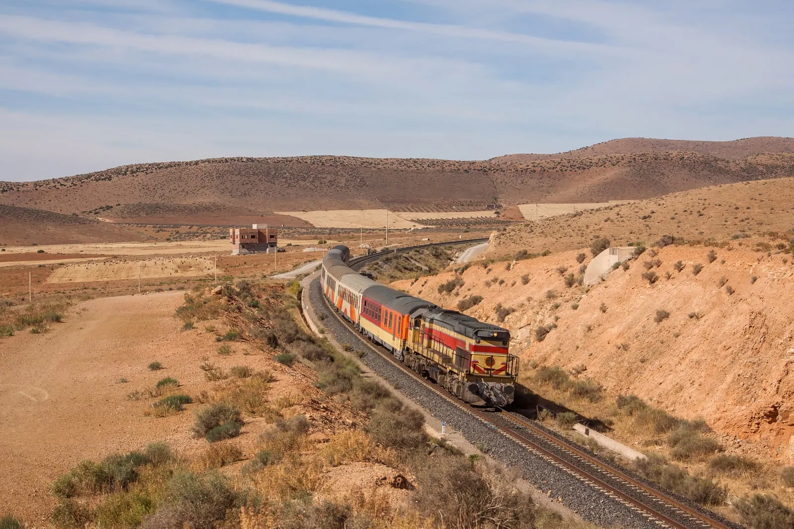 Der Oriental Desert Express in der kargen Landschaft Marokkos