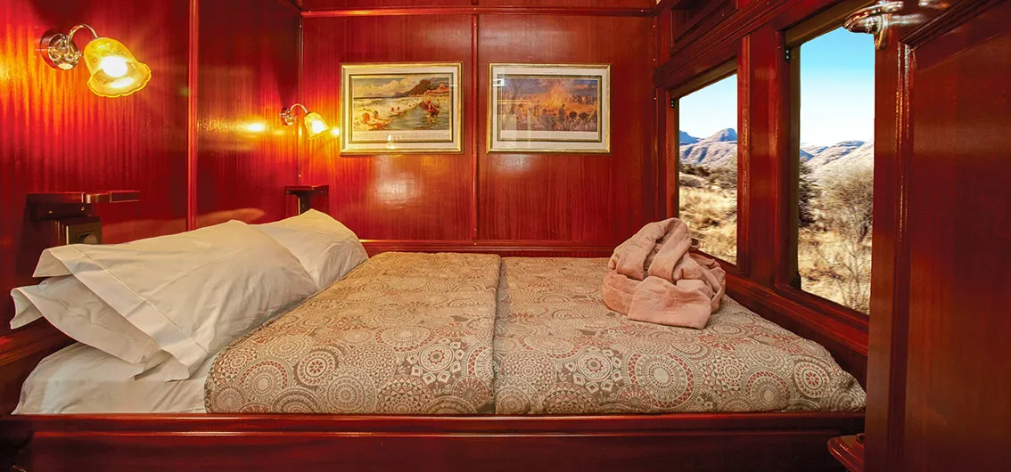 Pullman Silver Abteil des African Explorer mit Doppelbett und Blick in die Landschaft