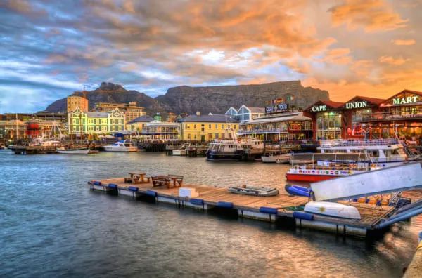 Die V&A Waterfront in Kapstadt vor dem Tafelberg