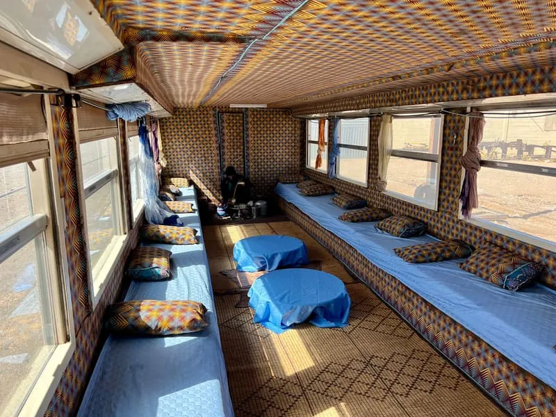 Sitzecken mit Kissen und Teezubereitung im Train du Désert