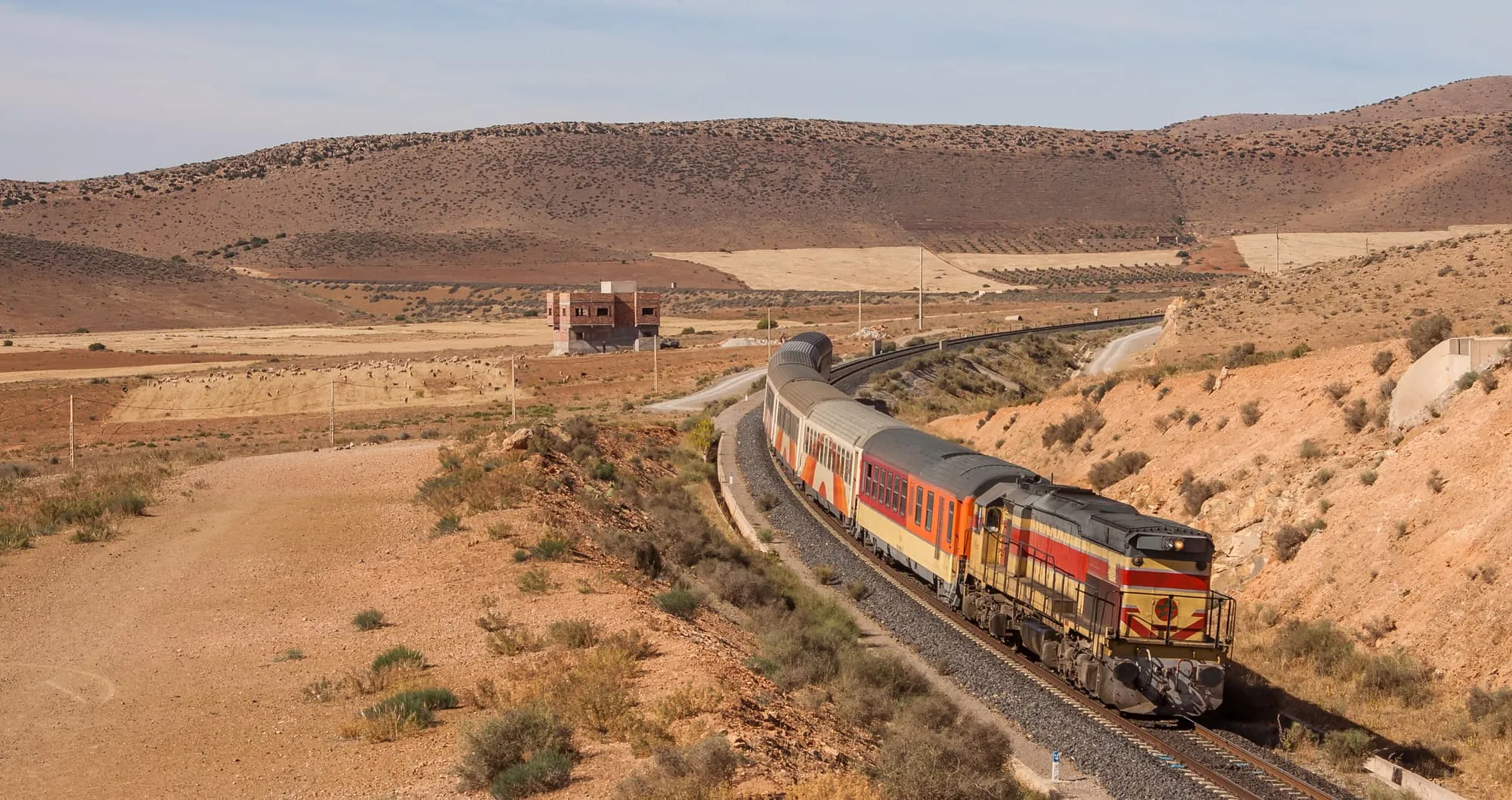 Der Oriental Desert Express auf der Fahrt durch die karge Hügellandschaft Marokkos