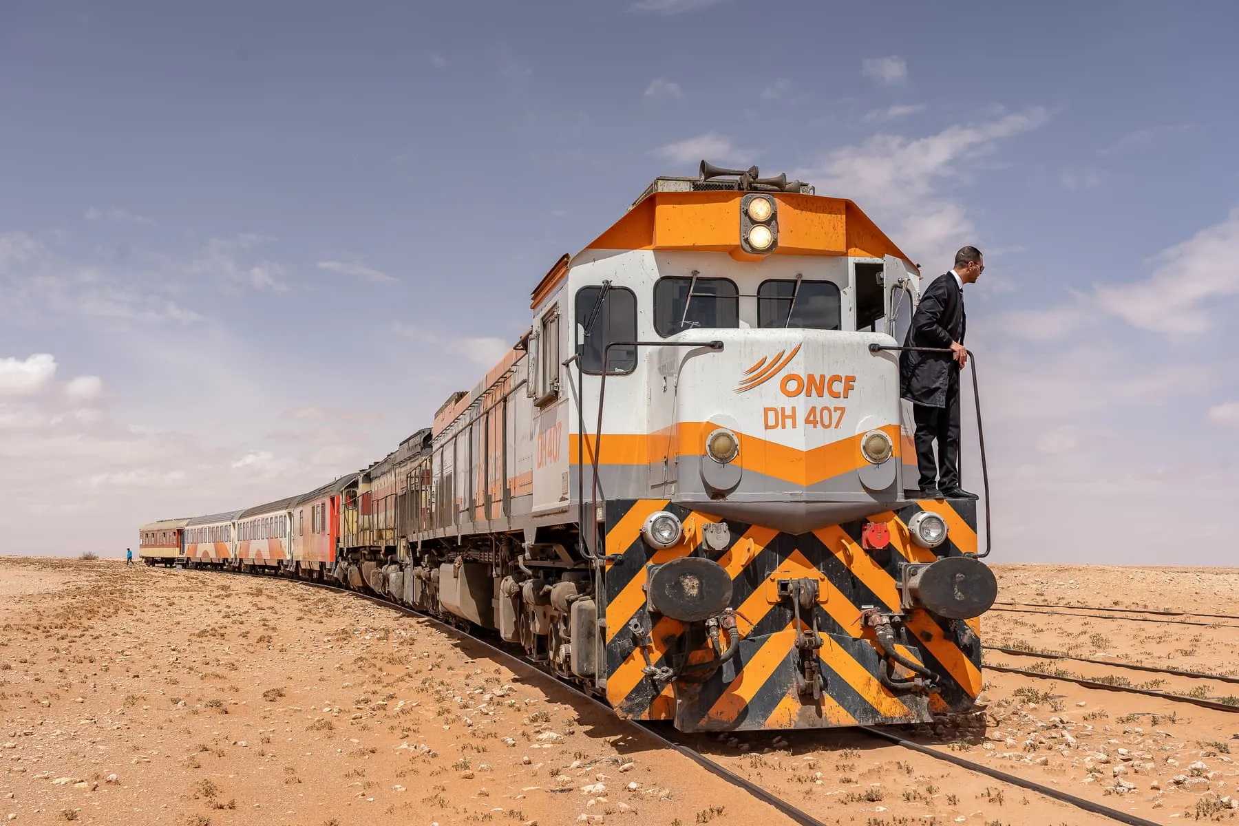 Die Diesellok des Oriental Desert Express mit ihren Wagen in der Steinwüste Marokkos